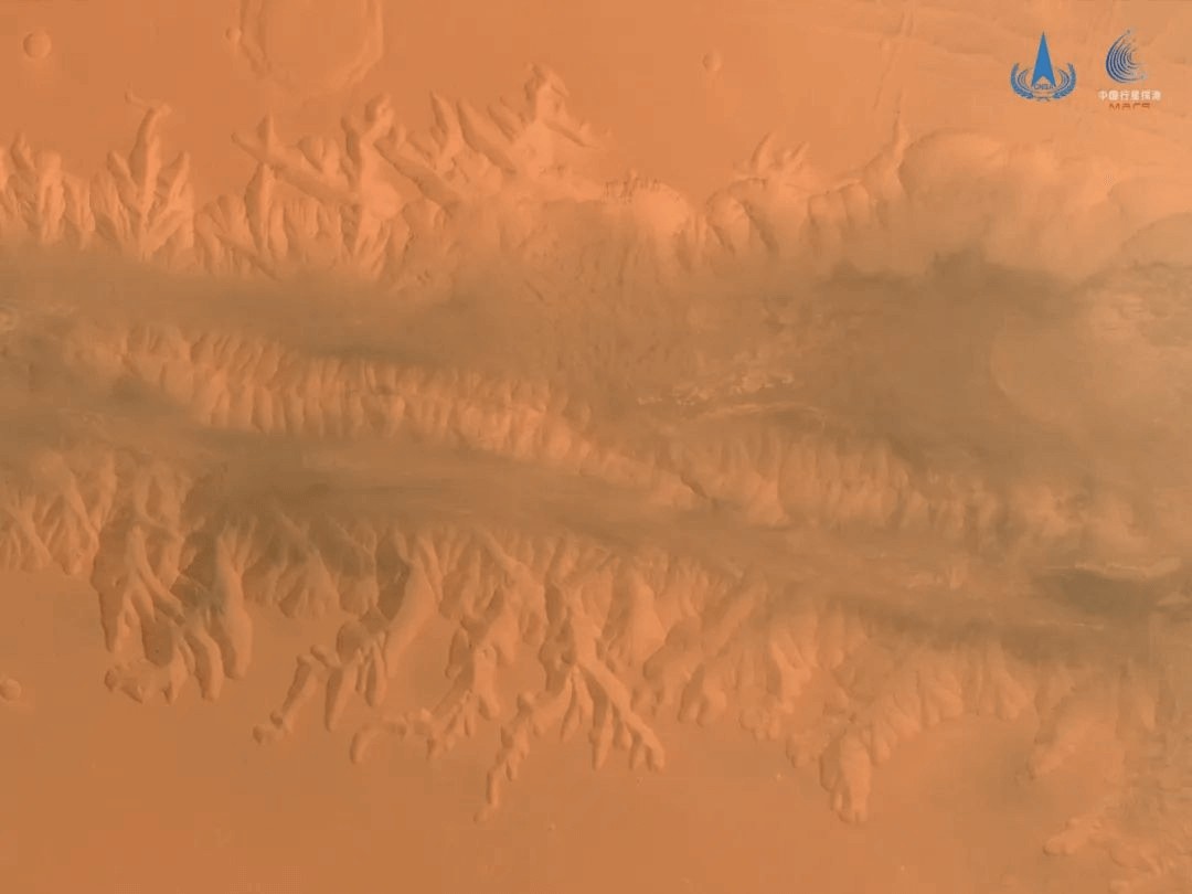 今年4月1日祝融号中分辨率相机拍摄的火星水手谷局部地貌，图源：国家航天局