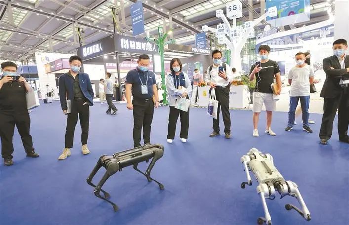 仿生机器人吸引众多参观者的注意。深圳特区报记者 周红声 摄