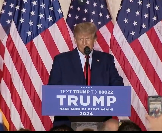 当地时间11月15日晚，特朗普在海湖庄园发表演讲。图/美国媒体直播截图