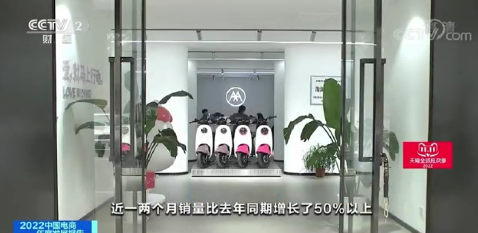　　图：爱玛电动车杭州总经销商胡乃云介绍爱玛销售情况