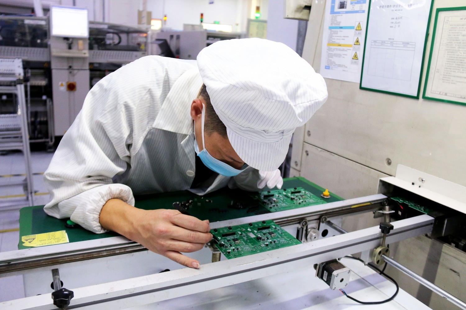 图为永清县海霖一造集成电路(廊坊)有限公司内,工作人员正在进行炉前