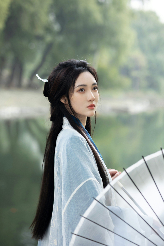 赵嘉敏发布湖边古风写真 一袭蓝衣执伞回眸绝美惊艳_高清图集_新浪网