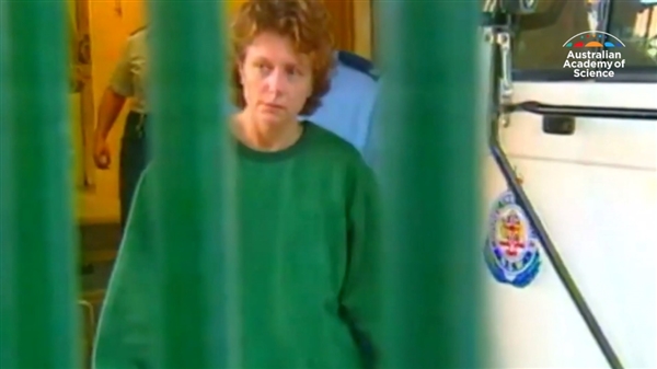 图片2004 年，狱中的Folbigg。 图源：澳大利亚科学院相关视频截图