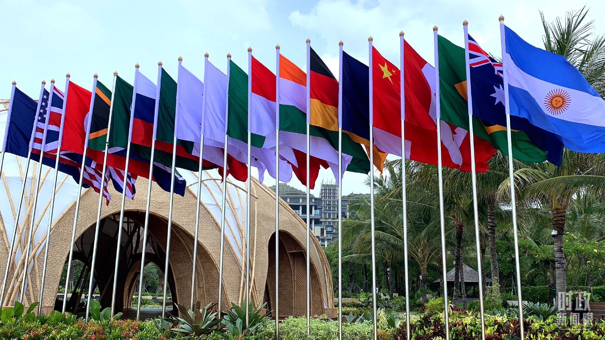 △巴厘岛峰会主会场的旗阵。（总台央视记者段德文拍摄）