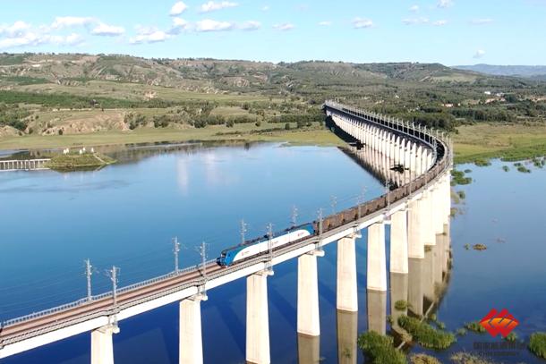 图为列车奔驰在准池线上