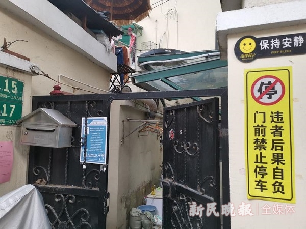 图说:住户贴出的各式“温馨请示”