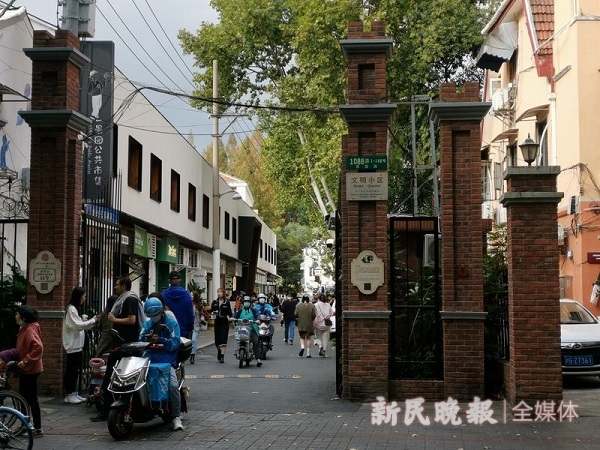 图说:“宏业花坛”的门头不见了踪迹 王军 摄(下同)