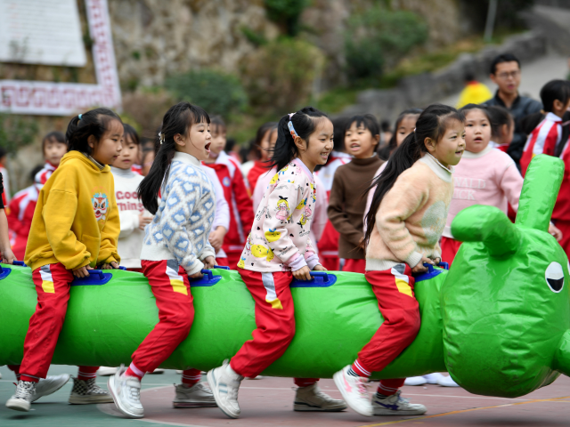 凯里市第四小学学生参加"毛毛虫趣味接力赛". 通讯员 蔡兴文 摄