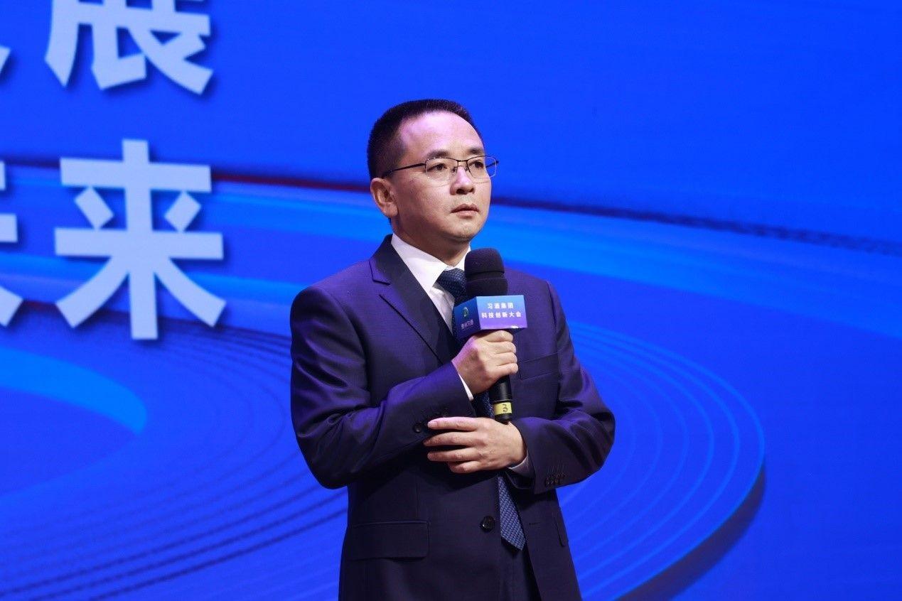 　　▲习酒集团党委书记、董事长张德芹发表讲话