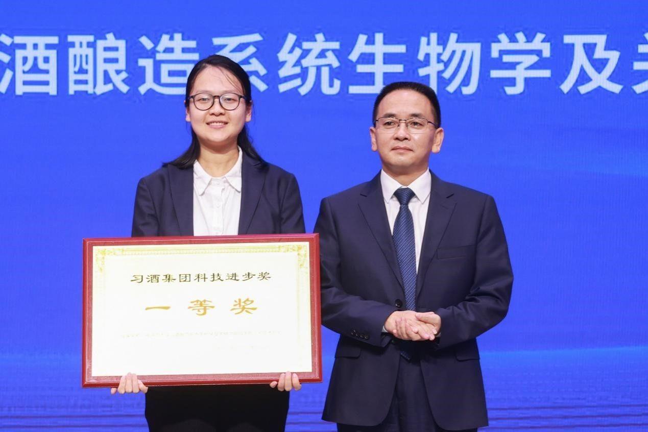 　　▲张德芹颁发科技创新成果一等奖