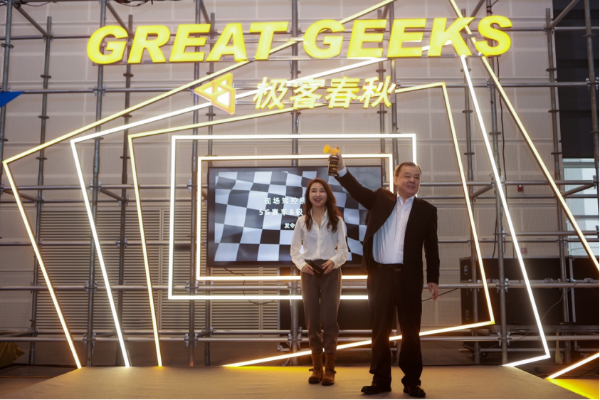 　　天津国际车展现场中国汽车贸促会会长王侠为5G现场挑战赛发令瞬间