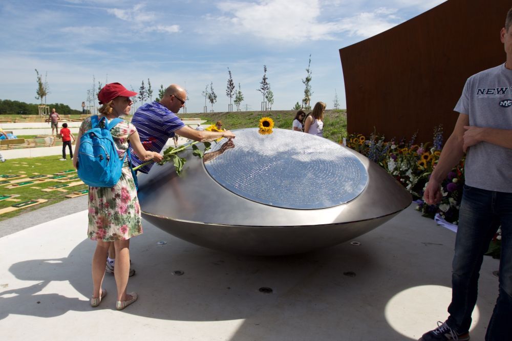 2017年7月18日，空难发生三周年之际，在荷兰阿姆斯特丹，人们在纪念碑上放置鲜花。图片来源：新华社