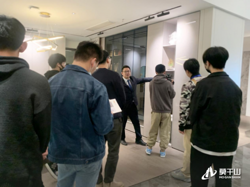 　　媒体团了解直营店产品