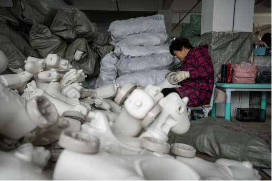 “双十一”期间工厂工人在快速组装玩具打包发货。博洋摄