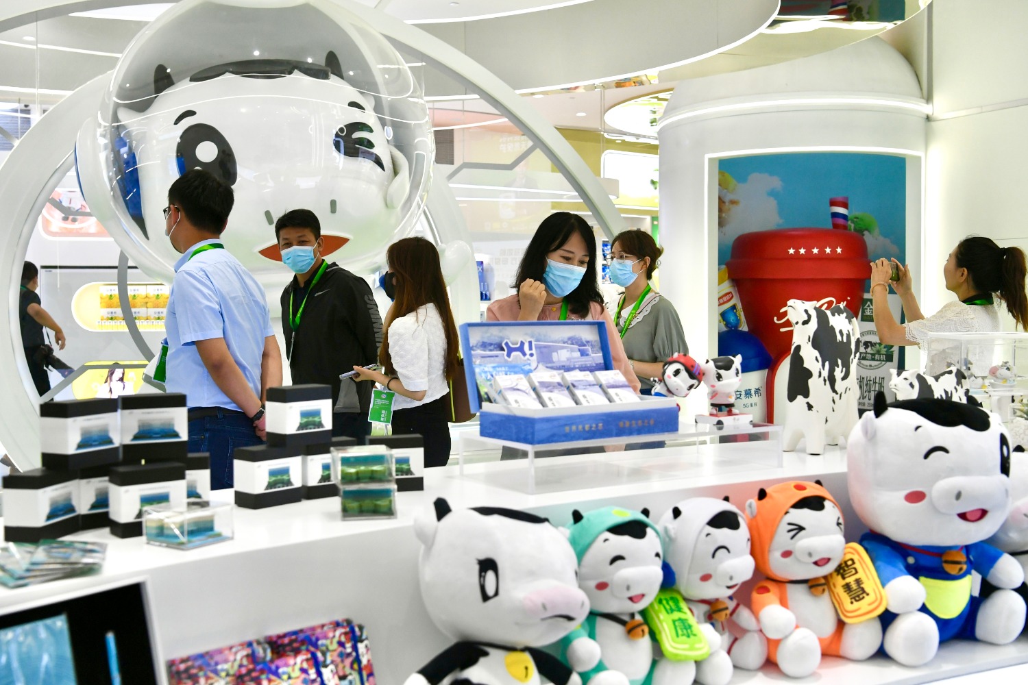 伊利工业旅游打造的具有企业特色的文创产品