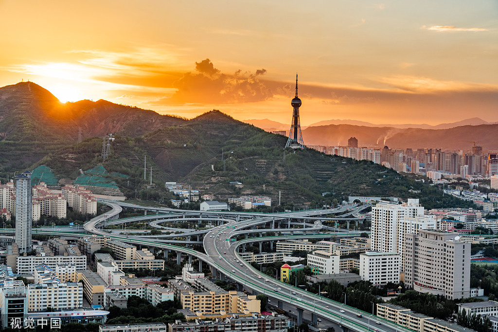 青海省西宁城市天际线 视觉中国 资料图