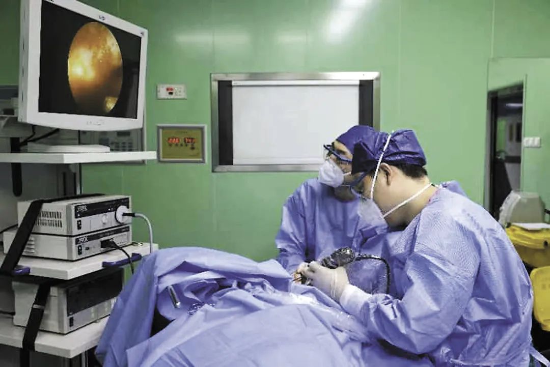 医护人员在为患者做耳内窥镜微创手术.张 洋摄