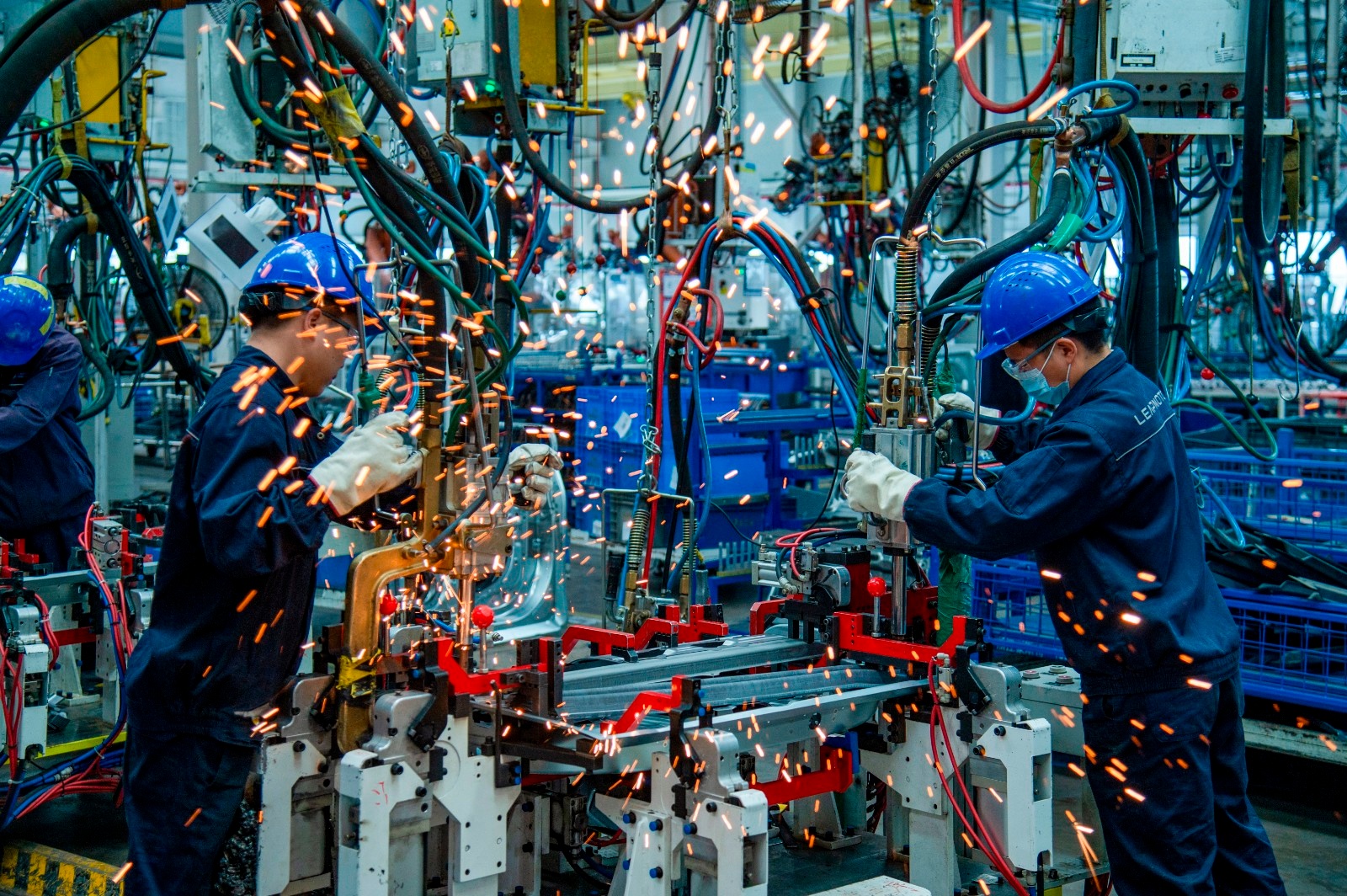 浙江省金华市新能源汽车小镇某智能工厂车间里,新能源汽车生产忙.