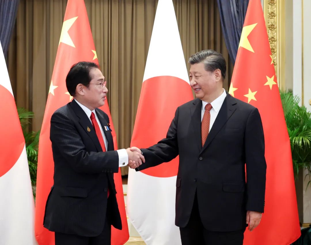 11月17日下午，国家主席习近平在泰国曼谷会见日本首相岸田文雄。图/新华