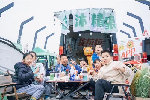 　　(孩子们在露营车前笑容灿烂)