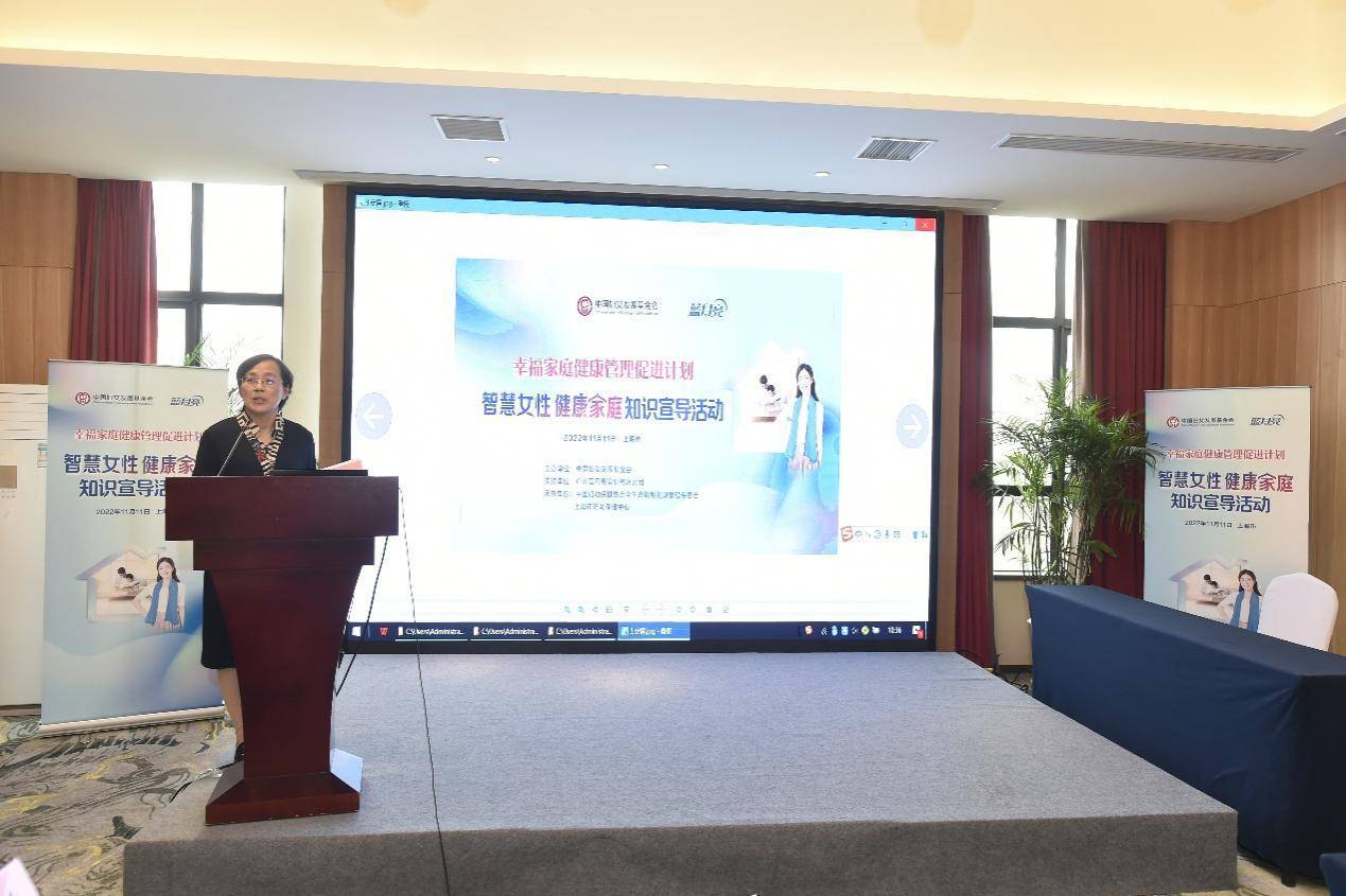 　　上海市普陀区中心医院副主任医师严萍现场进行知识宣导