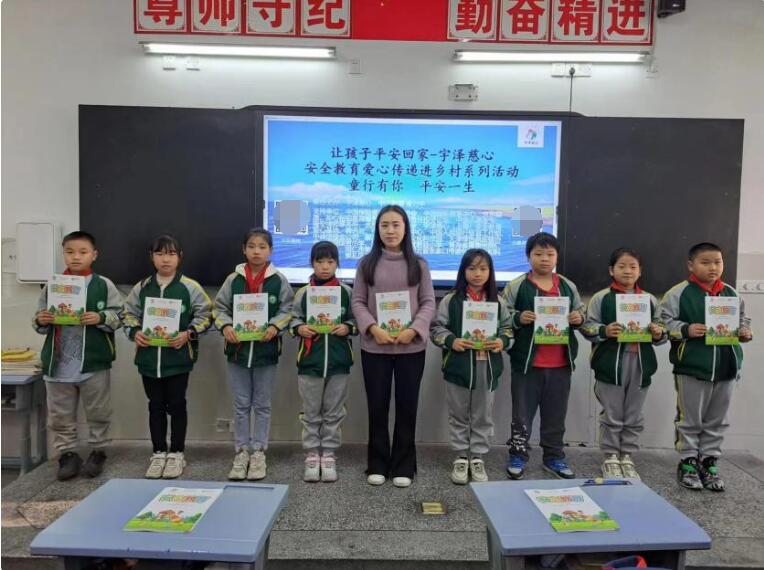　　廖晓绢老师与孩子