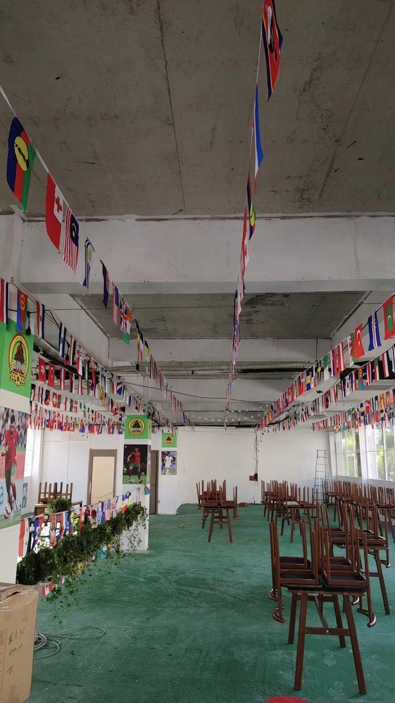 老外街的餐厅挂满世界杯32强的旗帜，虚位以待球迷的到来。