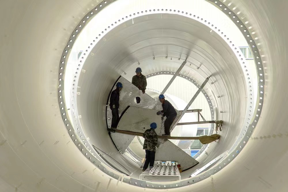 图为工人在加工新生产的风电塔筒.(受访者供图)