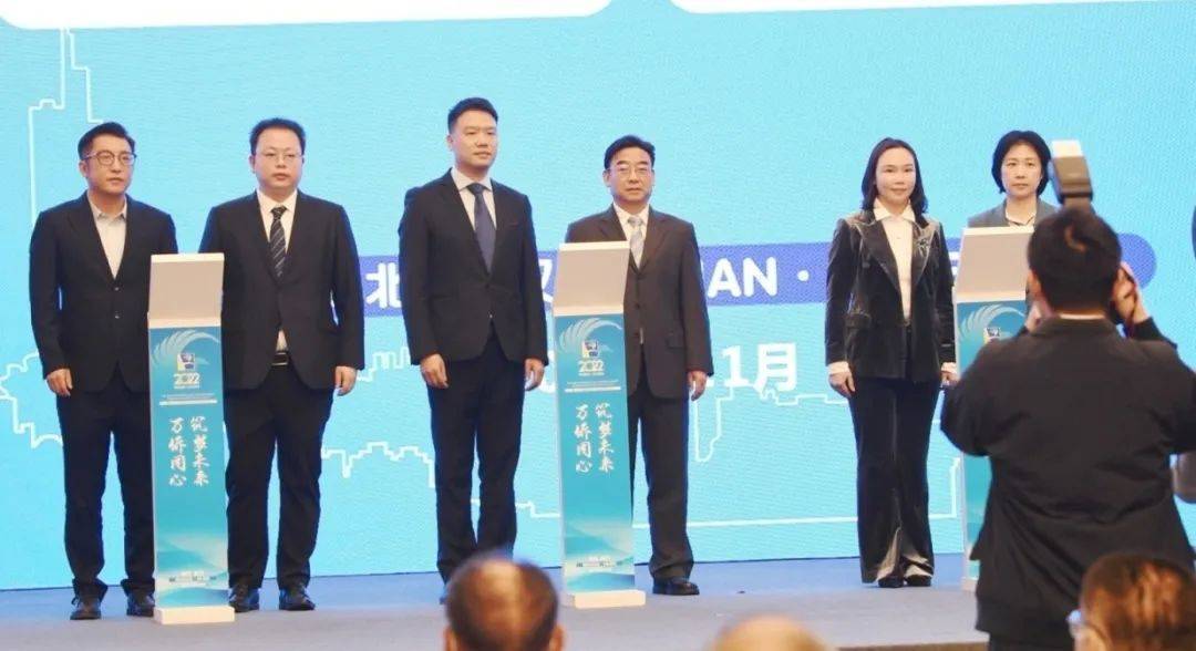 　　右三为武汉文投集团党委书记、董事长易晓，左三为安博通华中大区总经理何勇
