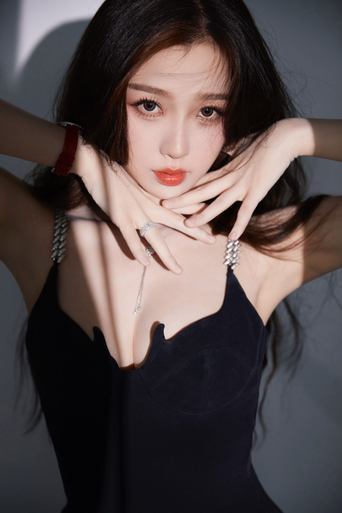 虞书欣金属吊带小黑裙造型写真 雪肤玉貌太性感火辣_高清图集_新浪网