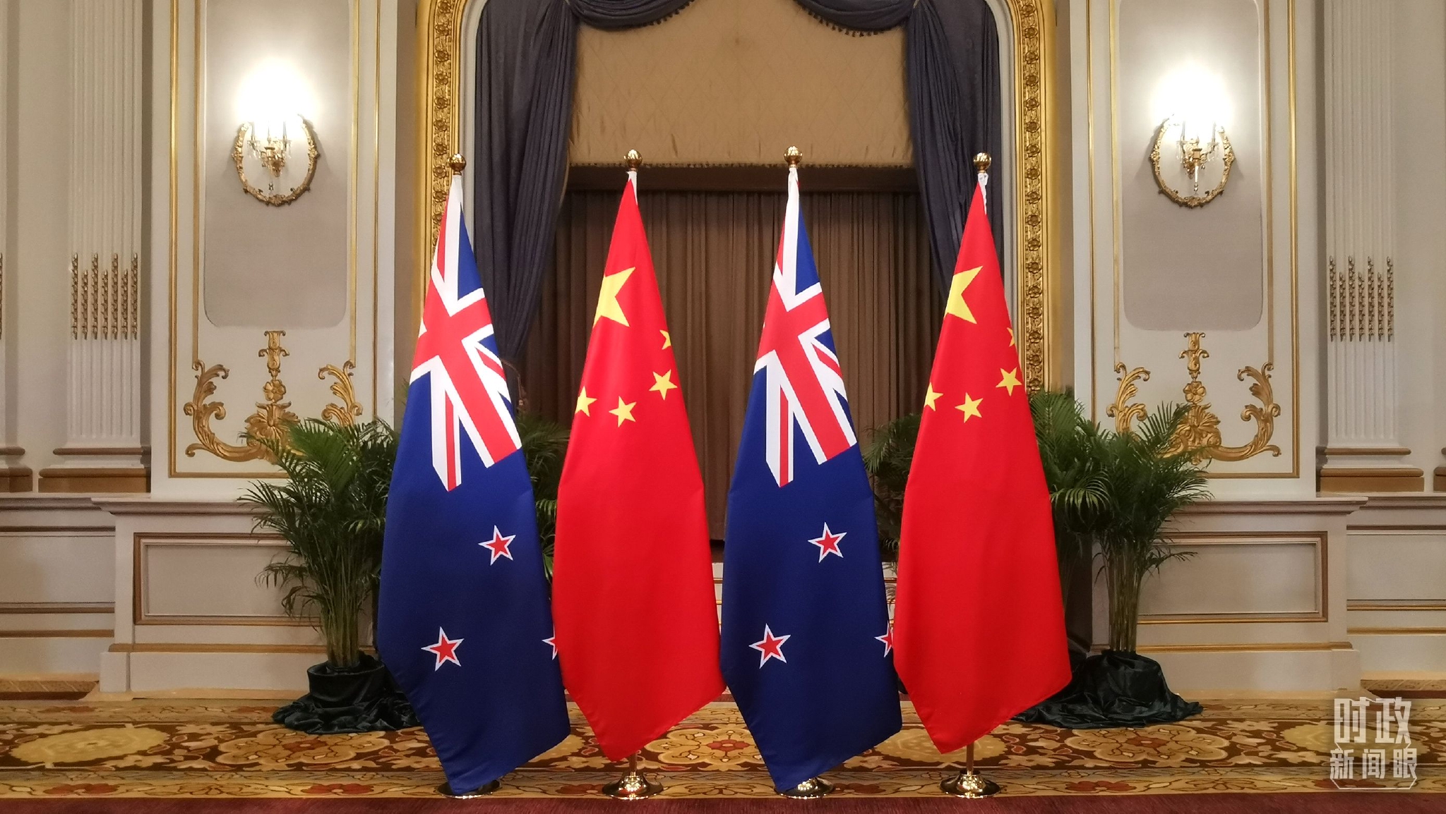 △会见现场的中新两国国旗，新西兰是2021年APEC会议举办国。（总台央广记者刘会民拍摄）