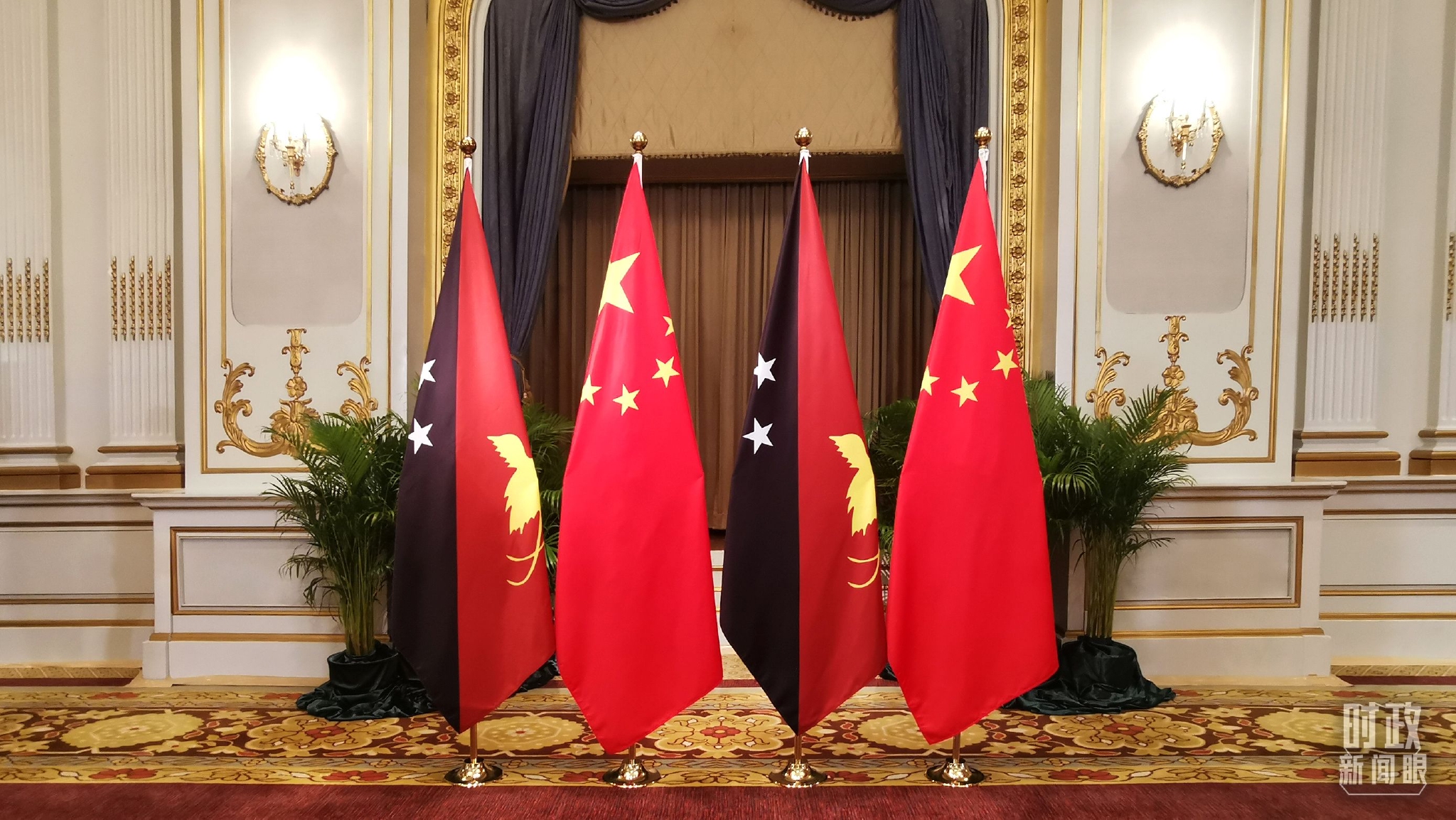 △会见现场的中国与巴新两国国旗。(总台央广记者刘会民拍摄)