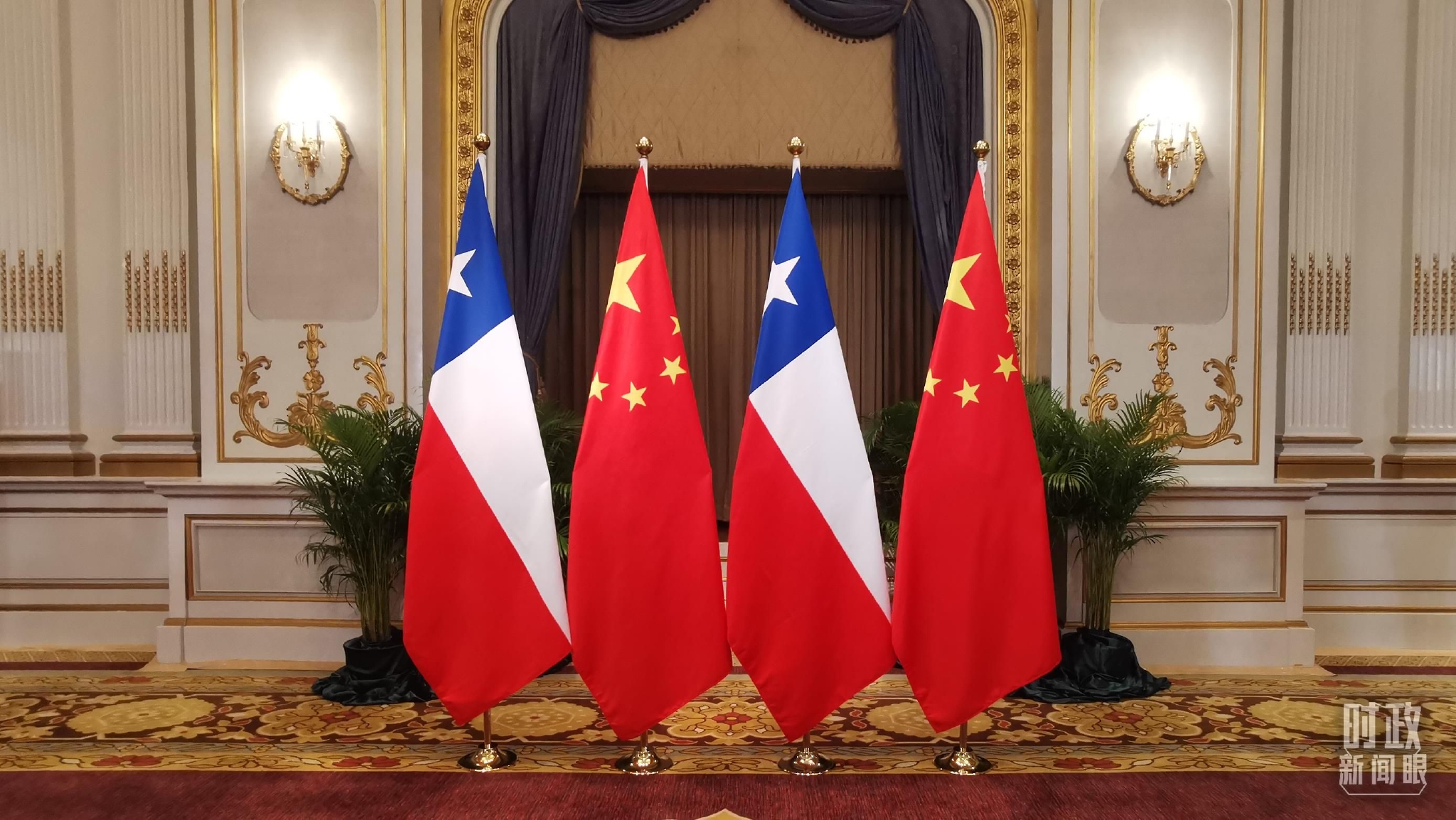 △会见现场的中智两国国旗。(总台央广记者刘会民拍摄)