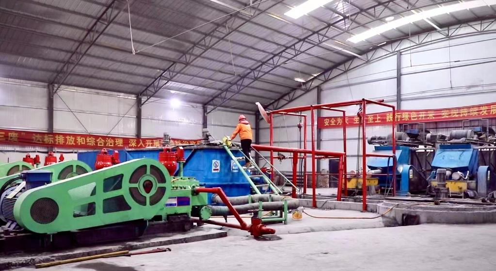 图为山西焦煤集团屯兰矿关键层充填项目粉煤灰注浆站制浆车间工作现场