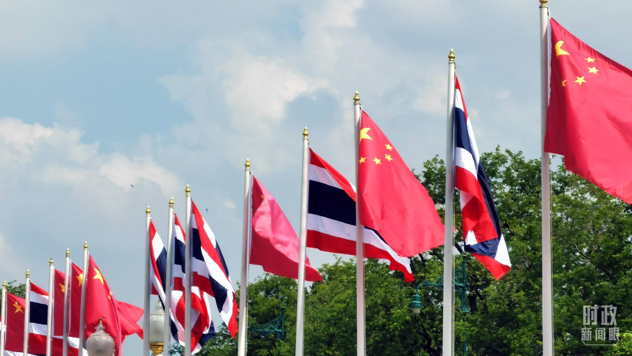 △曼谷总理府外的中泰两国国旗。（总台央视记者郭鸿拍摄）