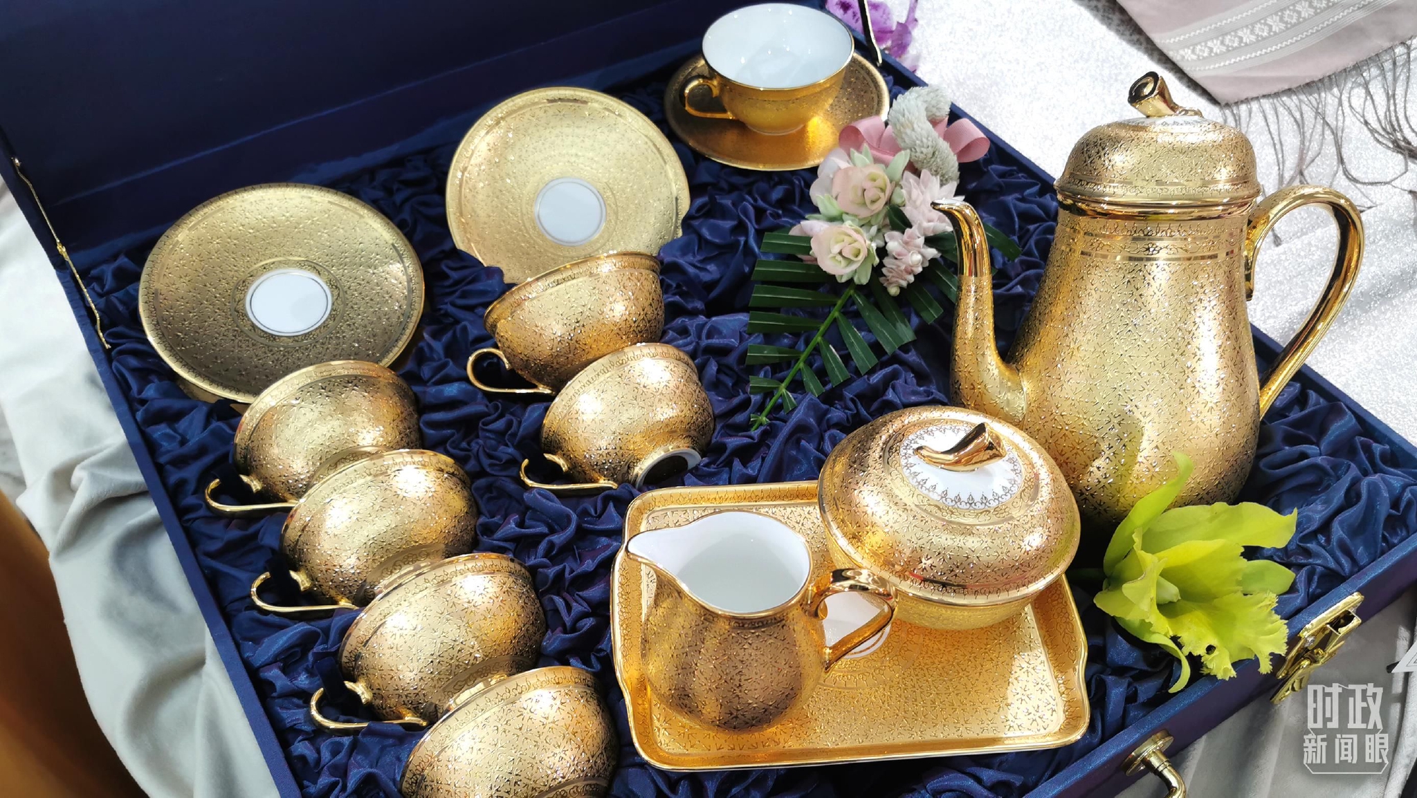 △这是巴育送给习近平的国礼之一,鎏金浮雕纹茶具。茶具采用泰国传统的五彩瓷工艺制作。(总台央视记者黄京辉拍摄)
