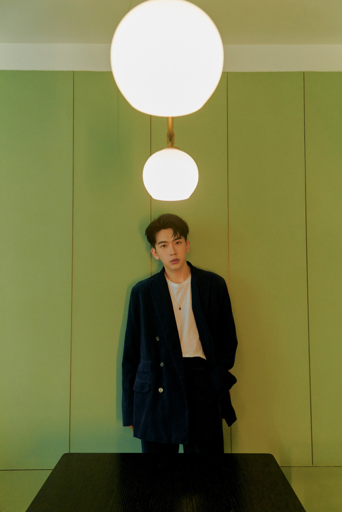 费启鸣亮相品牌直播间并拍摄写真 穿蓝色西服套装清爽洒脱_高清图集