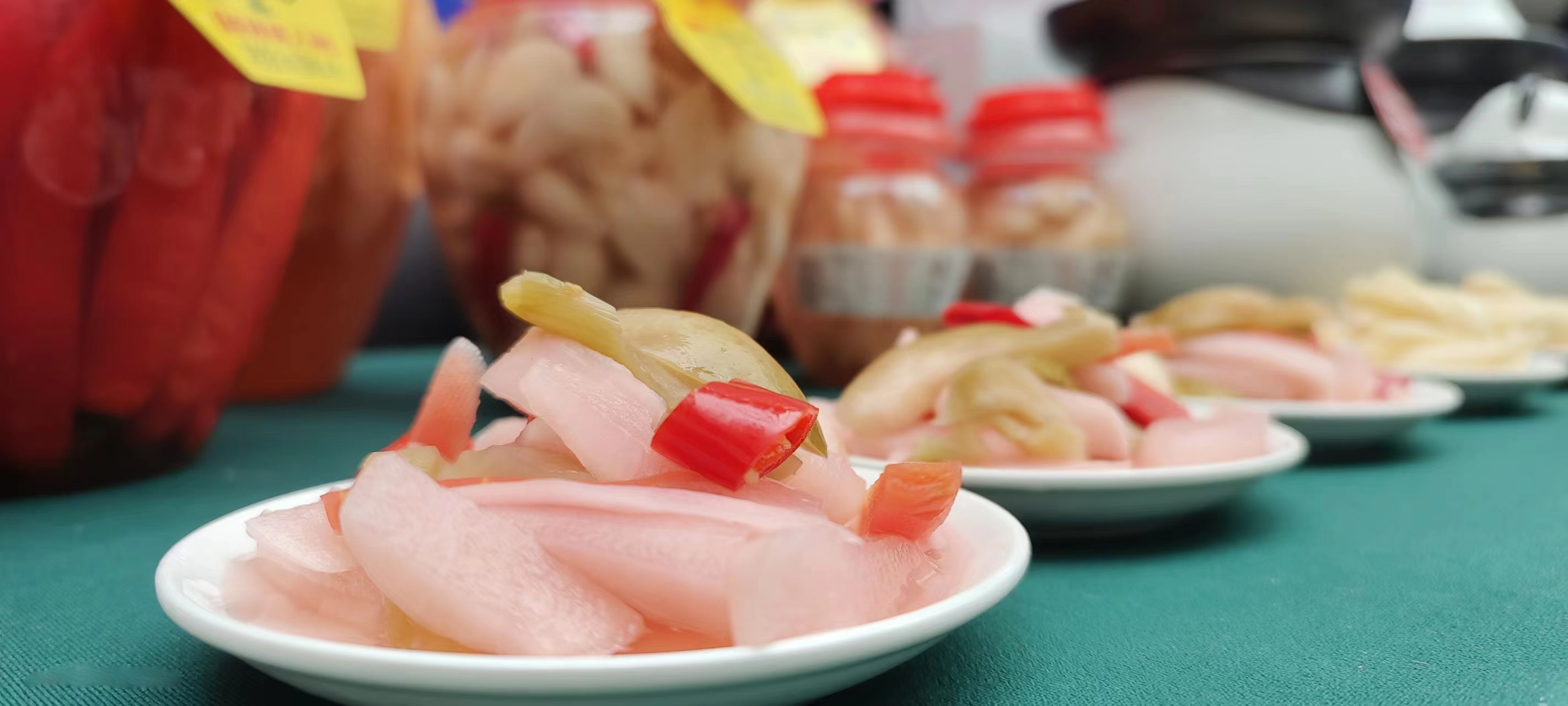 目前,眉山市泡菜原料基地稳定在40万亩,培育国家级龙头企业4家,省级