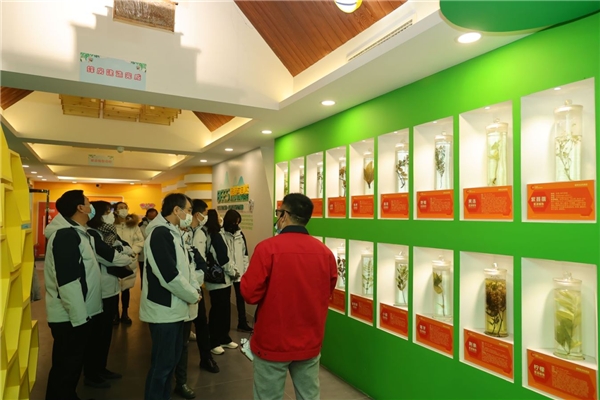　　【与会代表参加野外教室环保考察活动】
