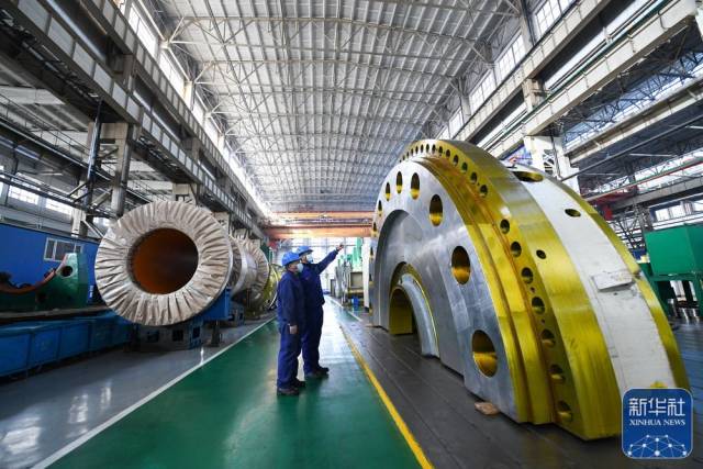 10月30日,在哈电集团哈尔滨电机厂有限责任公司的生产车间,工人在进行