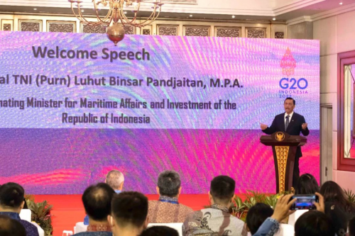 　　印尼海洋与投资统筹部长卢胡特在签约仪式上致辞