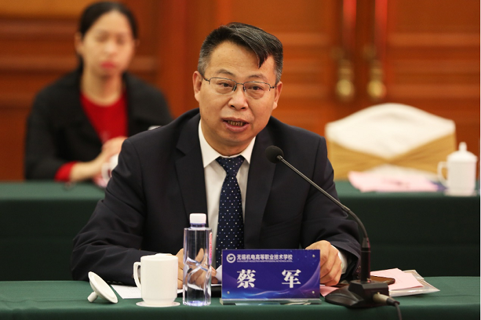 　　无锡机电高等职业技术学校副校长蔡军