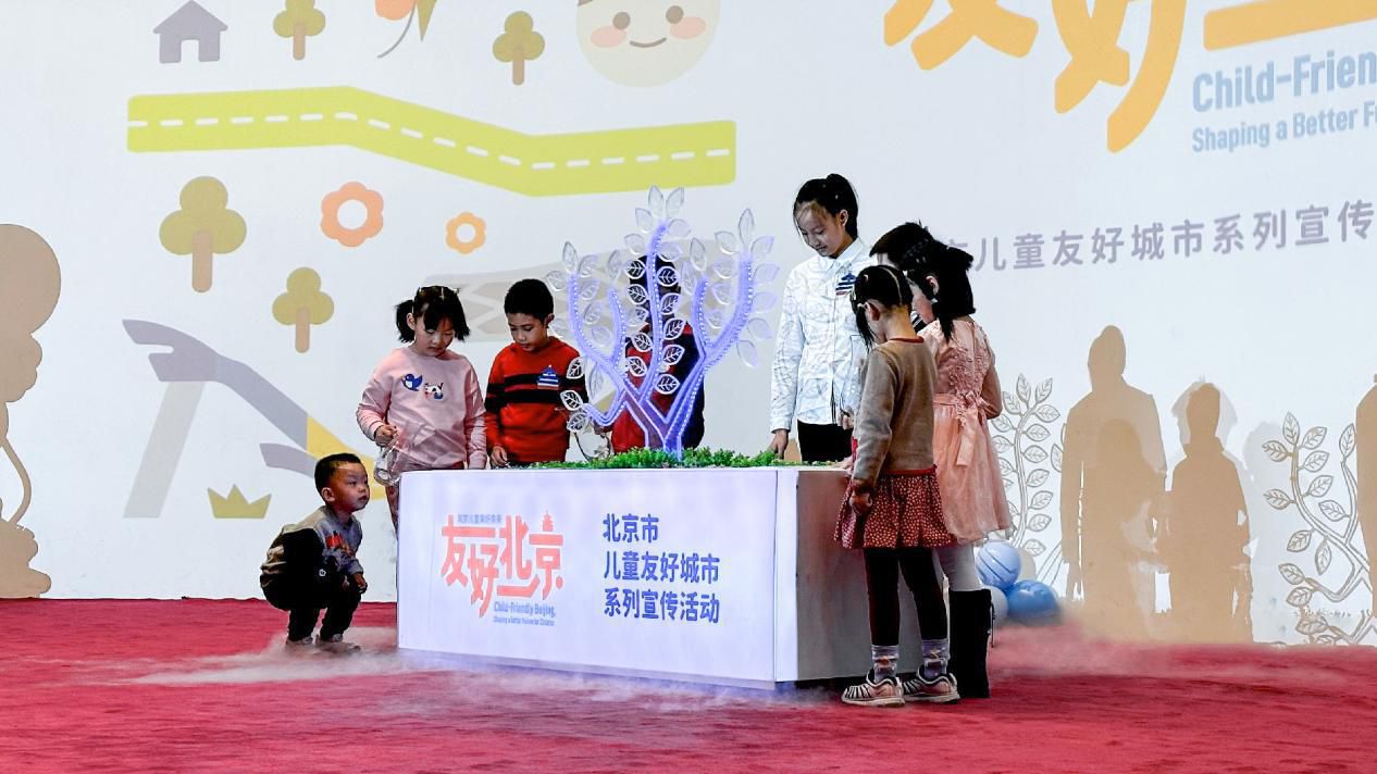 　　儿童代表共同揭幕