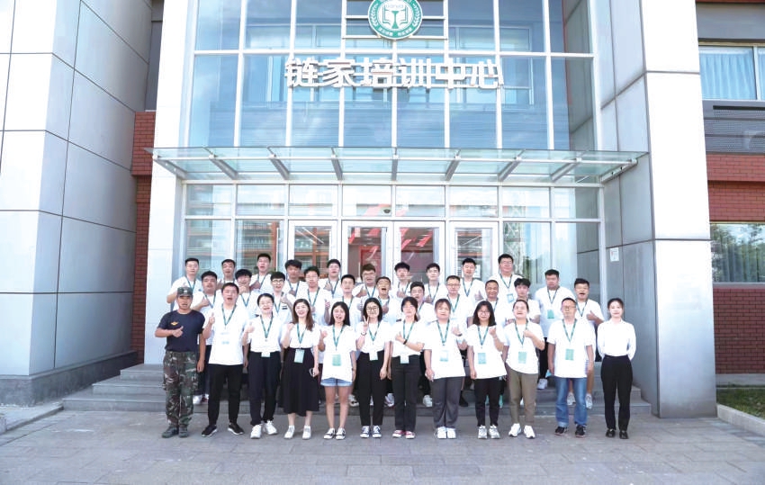 　　北京链家打造专门的培训基地，为员工提供体系化培训
