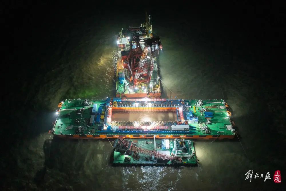 凌晨,上海,"长江口二号"清代古船成功整体打捞出水!