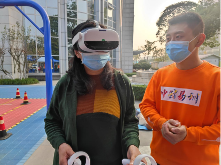 　　现场职工在体验VR设备