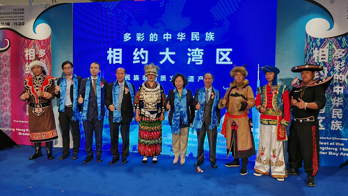 　　上图：嘉宾与民族演员合影留念