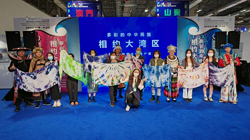 　　上图：扎染非遗课堂学员合影留念