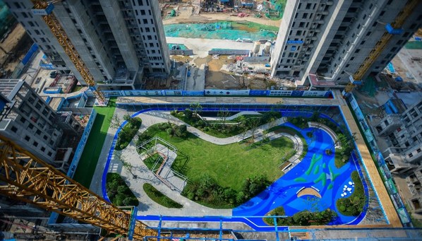 　　武汉华侨城-欢乐天际，透过“透明工地”摄像头，俯瞰项目建设情况