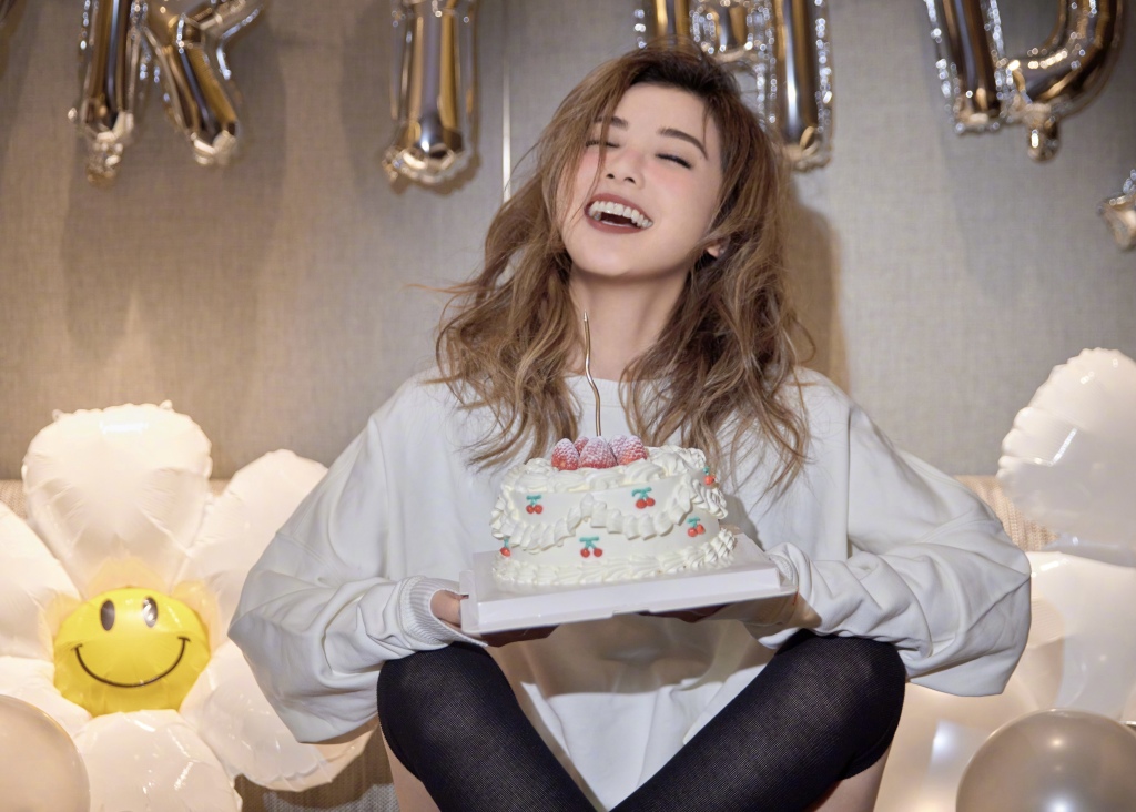 蔡卓妍晒40岁生日照 手捧蛋糕笑容灿烂_高清图集_新浪网